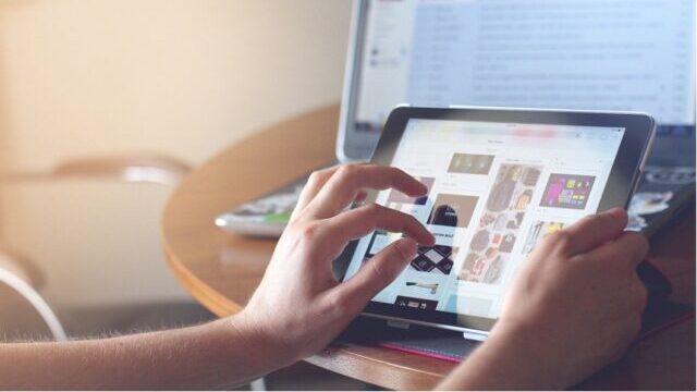 Les formes de matérialité dans les cultures numériques : pratiques au sein de communautés en ligne