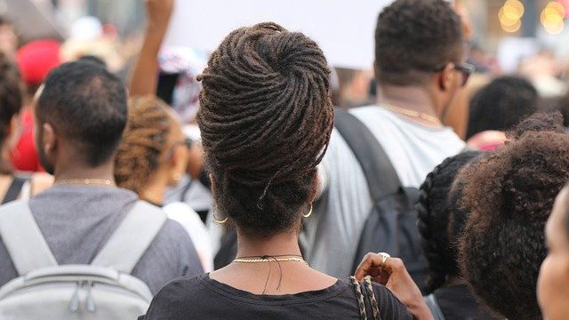 Intervention interculturelle auprès des femmes immigrantes et réfugiées au Québec : quelle place, quels apports des approches féministes dans les pratiques d’intervention?