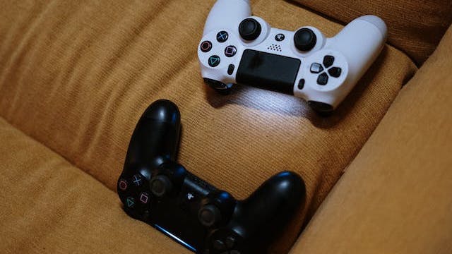 Pair-aidance et entraide dans et par le jeu