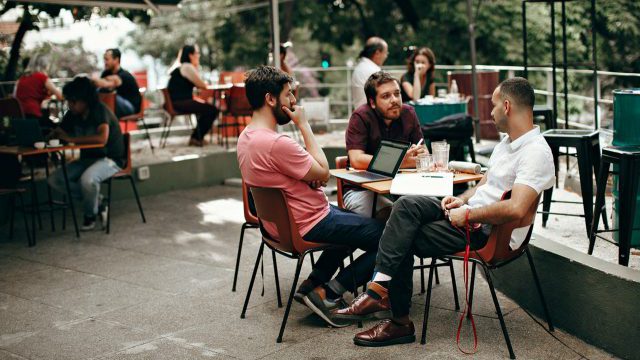 Relations sociales, similarité de discours et diffusion